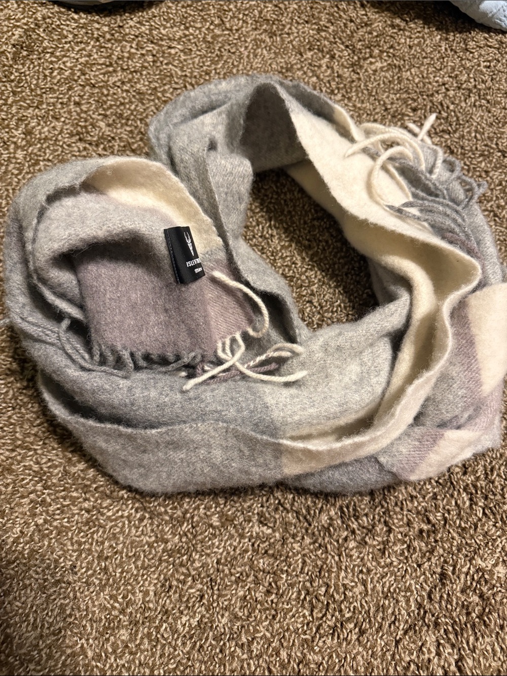 Isle Of Tweed 100% Lambwool Cozy Women's Gray & Cream Plaid Fringe Scarf
